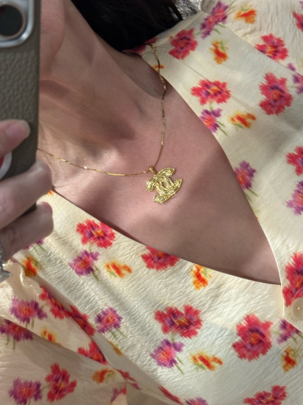 CHANEL Gold Interlocking CC Pendant Necklace - Picture 2 of 7